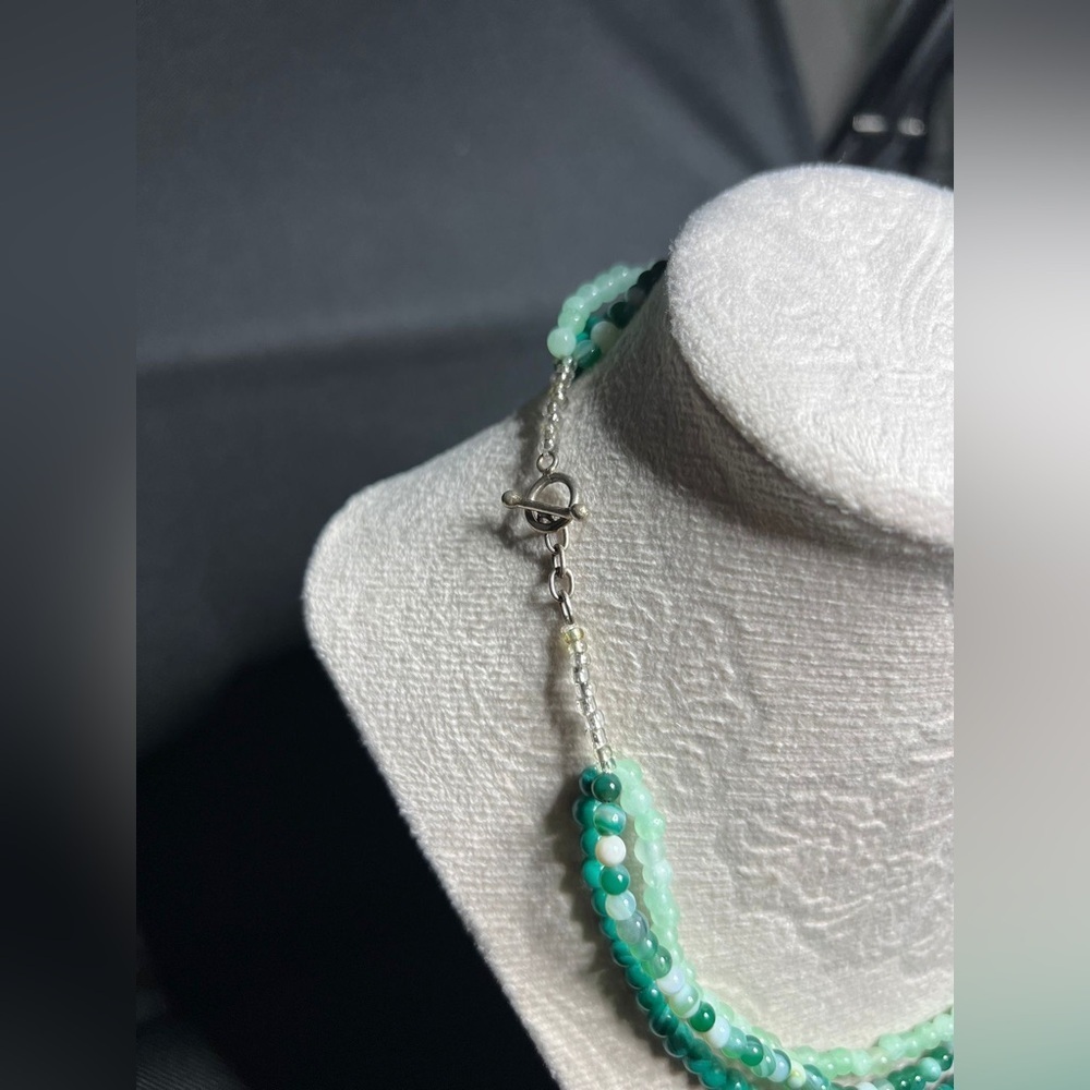 Elegant Green Beaded Necklace - Picture 2 of 2